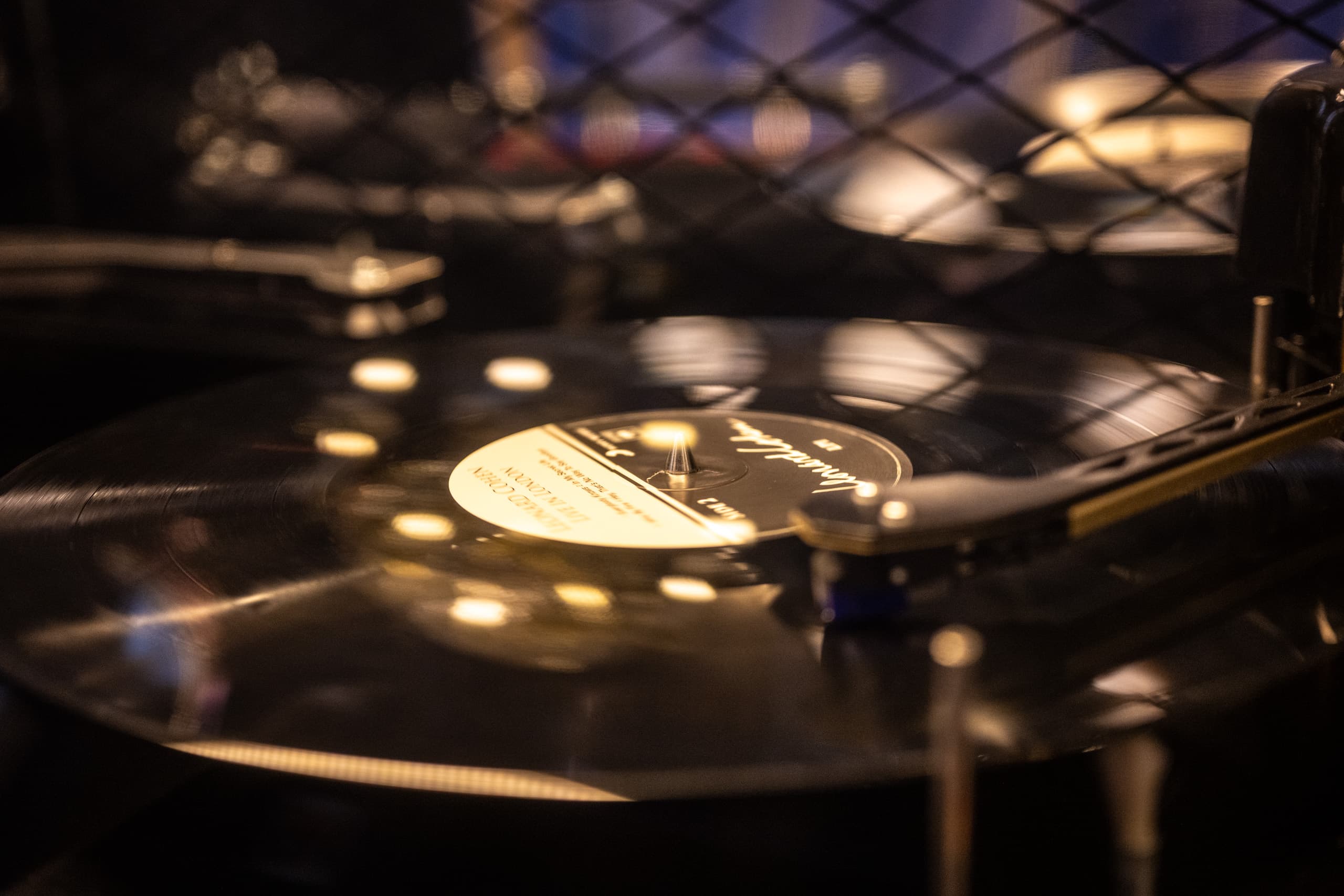 Eine Schallplatte unter dem Tonarm der Jukebox in Adi’s Casablanca