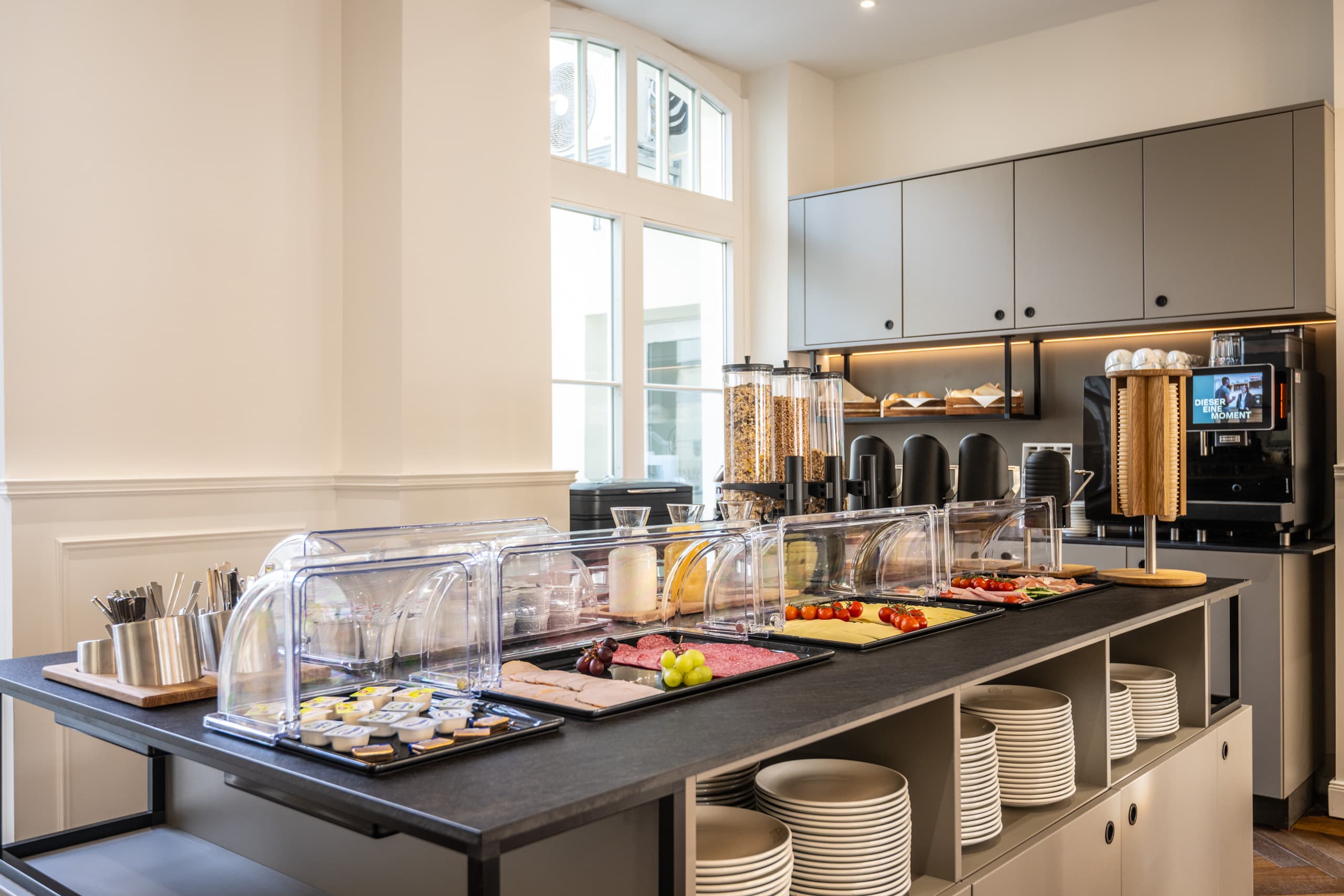 Frühstücksbuffet mit einer Auswahl an Speisen für den Start in den Tag