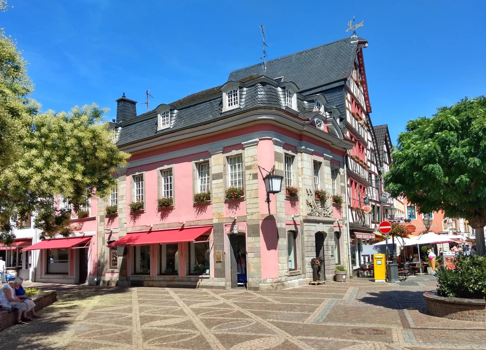 Historische Häuser und Außengastronomie am Marktplatz in Ahrweiler, Aufnahme von 2020