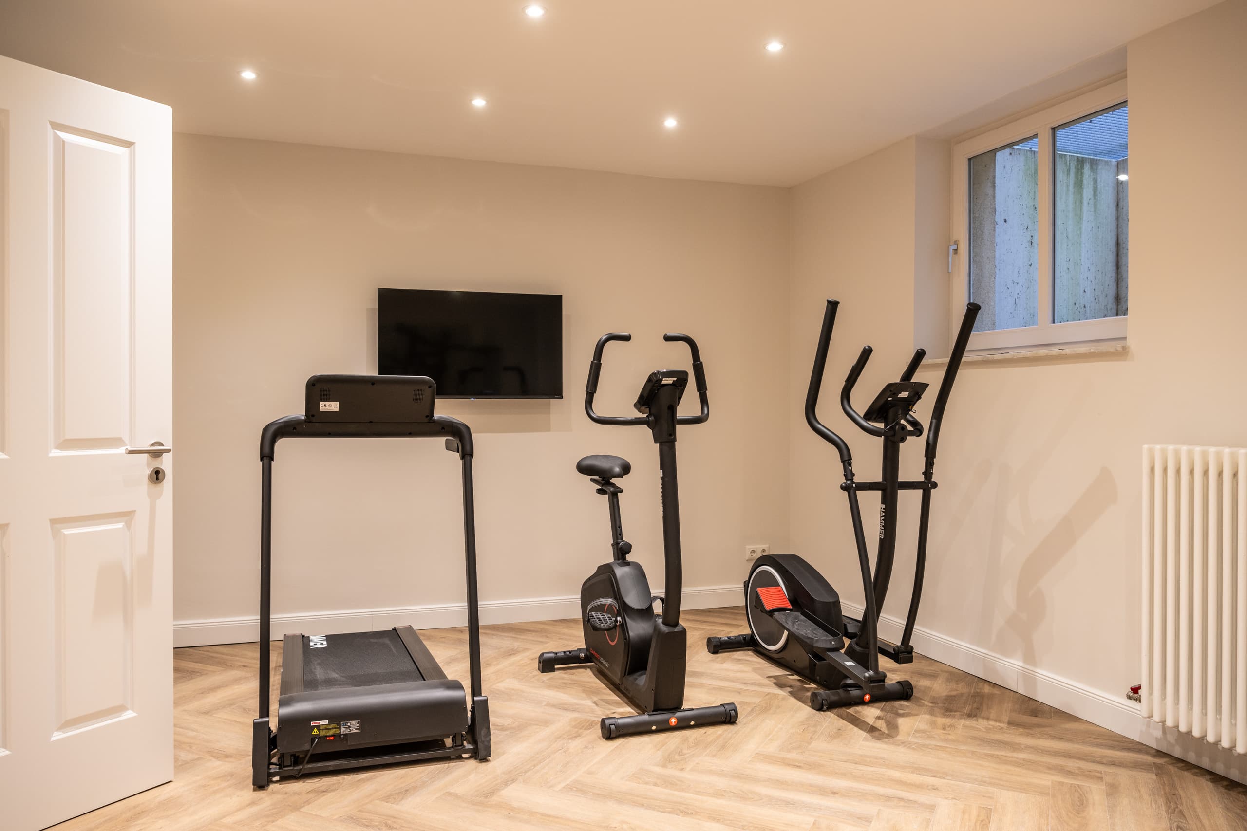Fitnessraum im Hotel Alex mit Laufband, Fahrradergometer und Crosstrainer