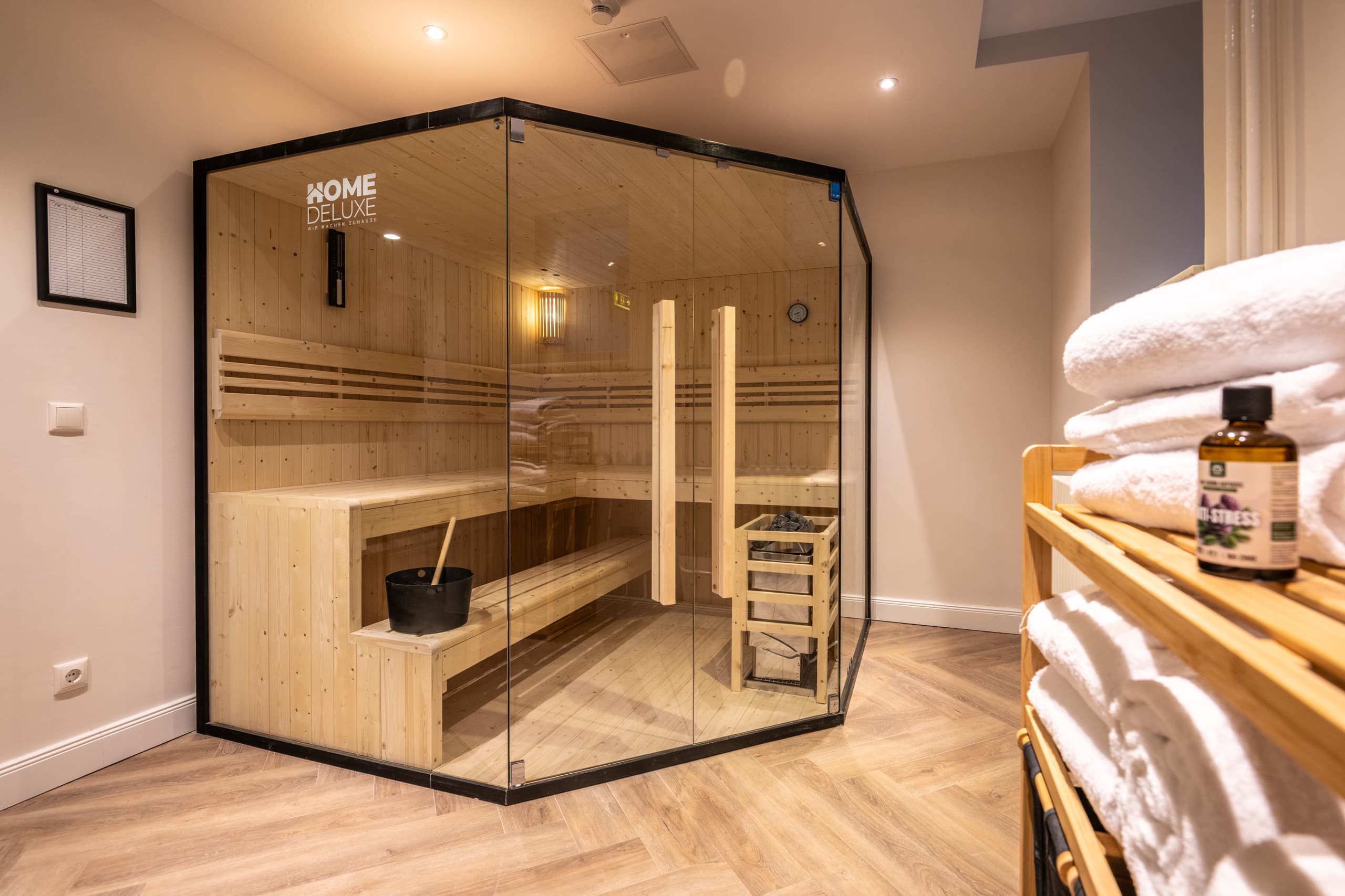 Sauna mit Holzverkleidung und Sitzbänken