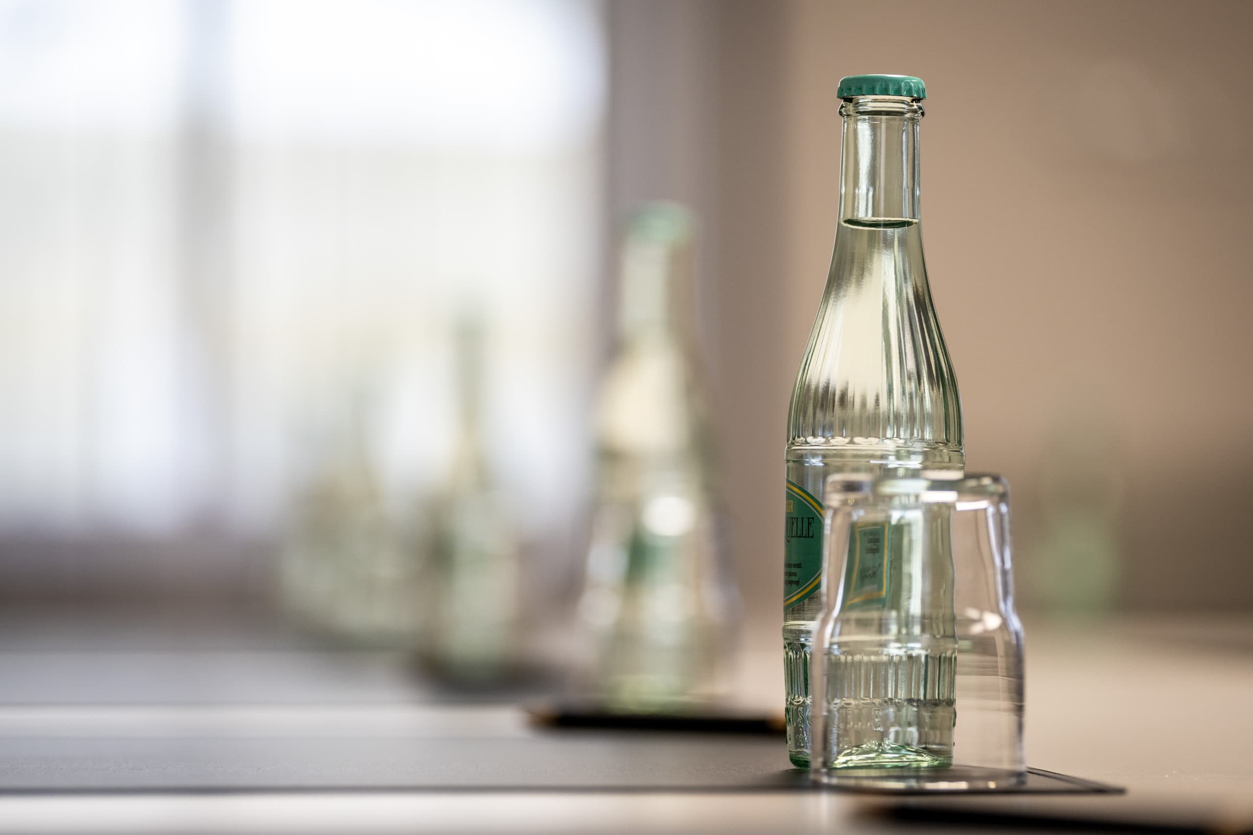 Wasser und Gläser auf einem vorbereiteten Tagungstisch