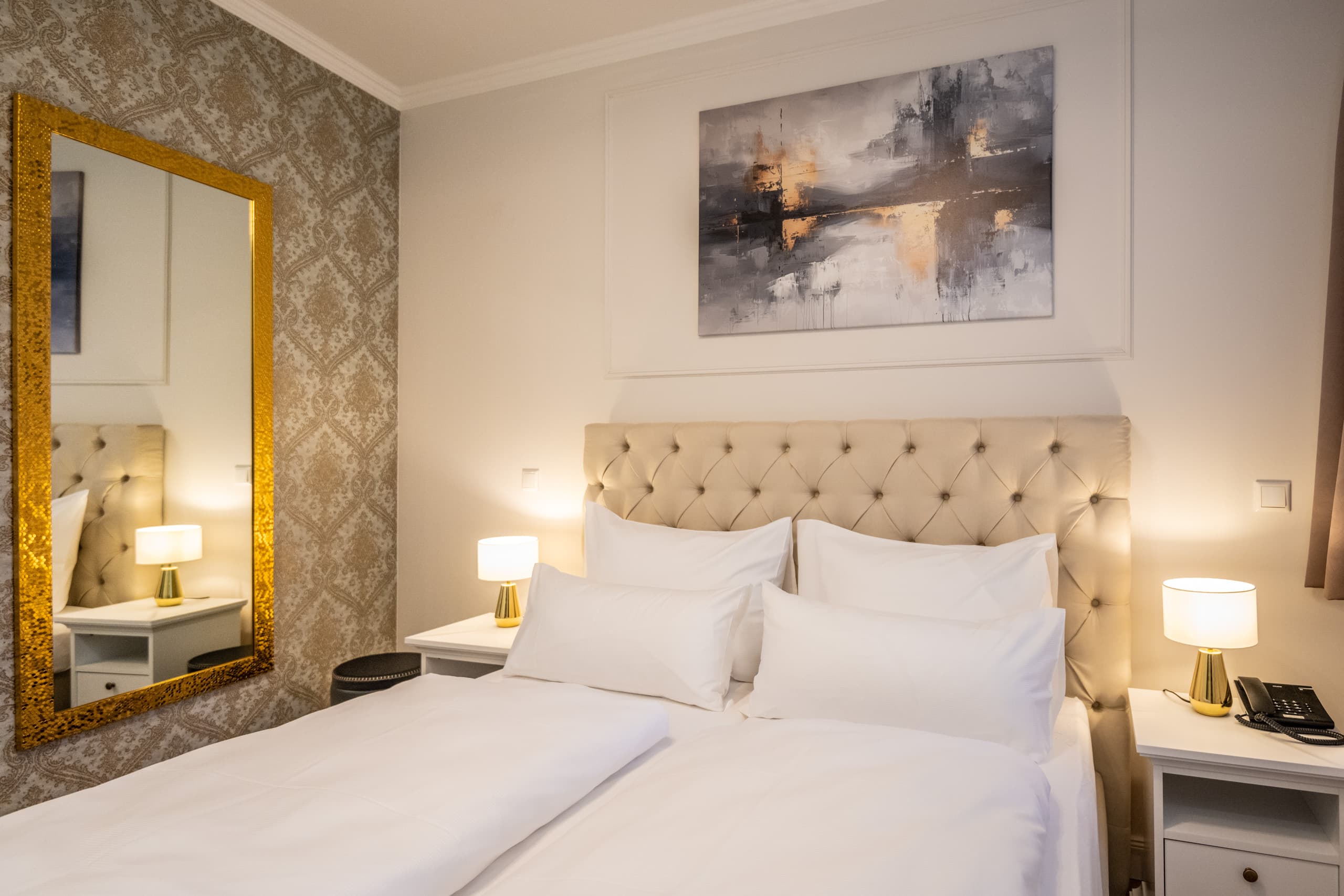 Economy Doppelzimmer mit gepolstertem Kopfteil und goldenem Spiegel