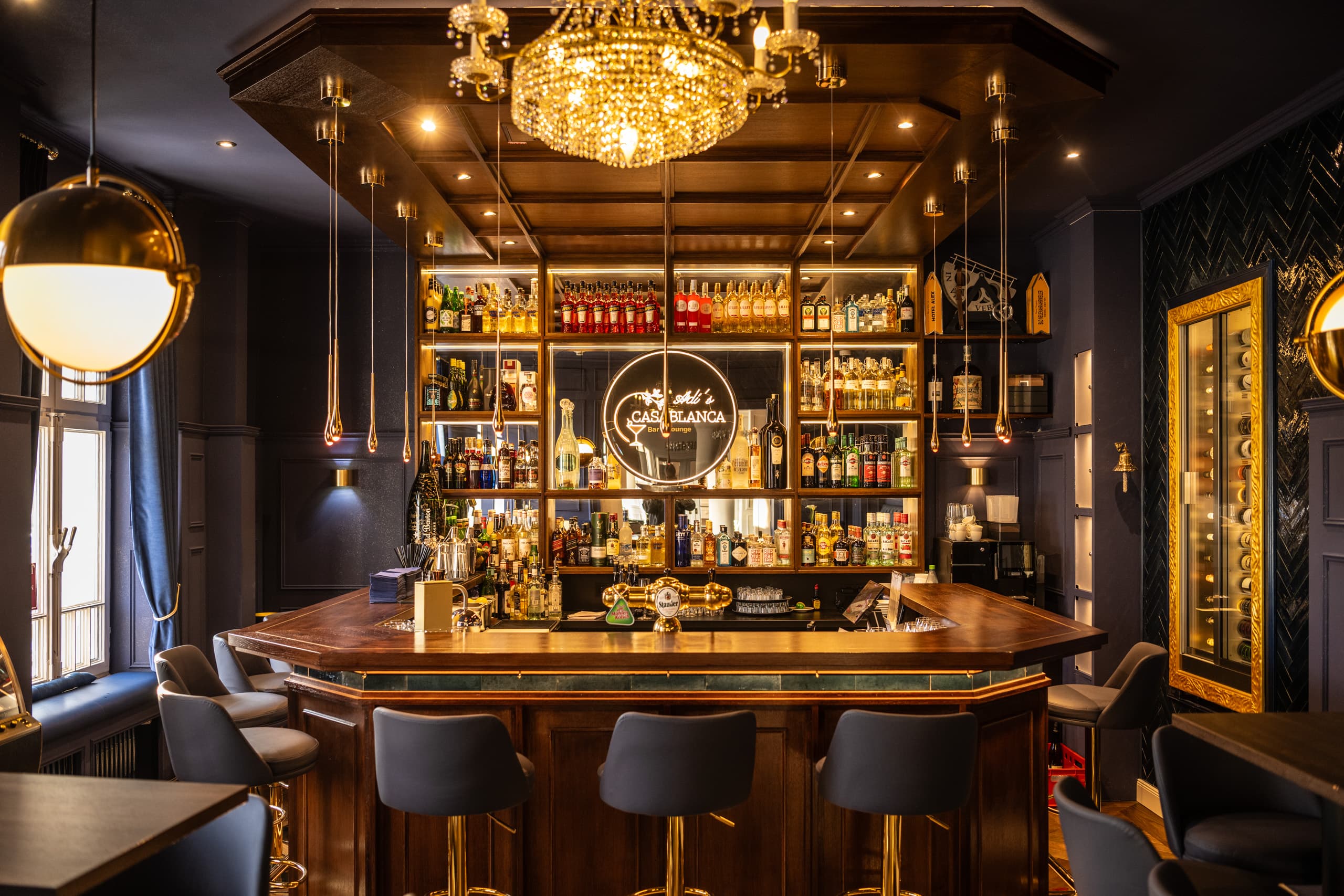 Adi's Casablanca Bar — Steinway-Flügel, Nostalgie