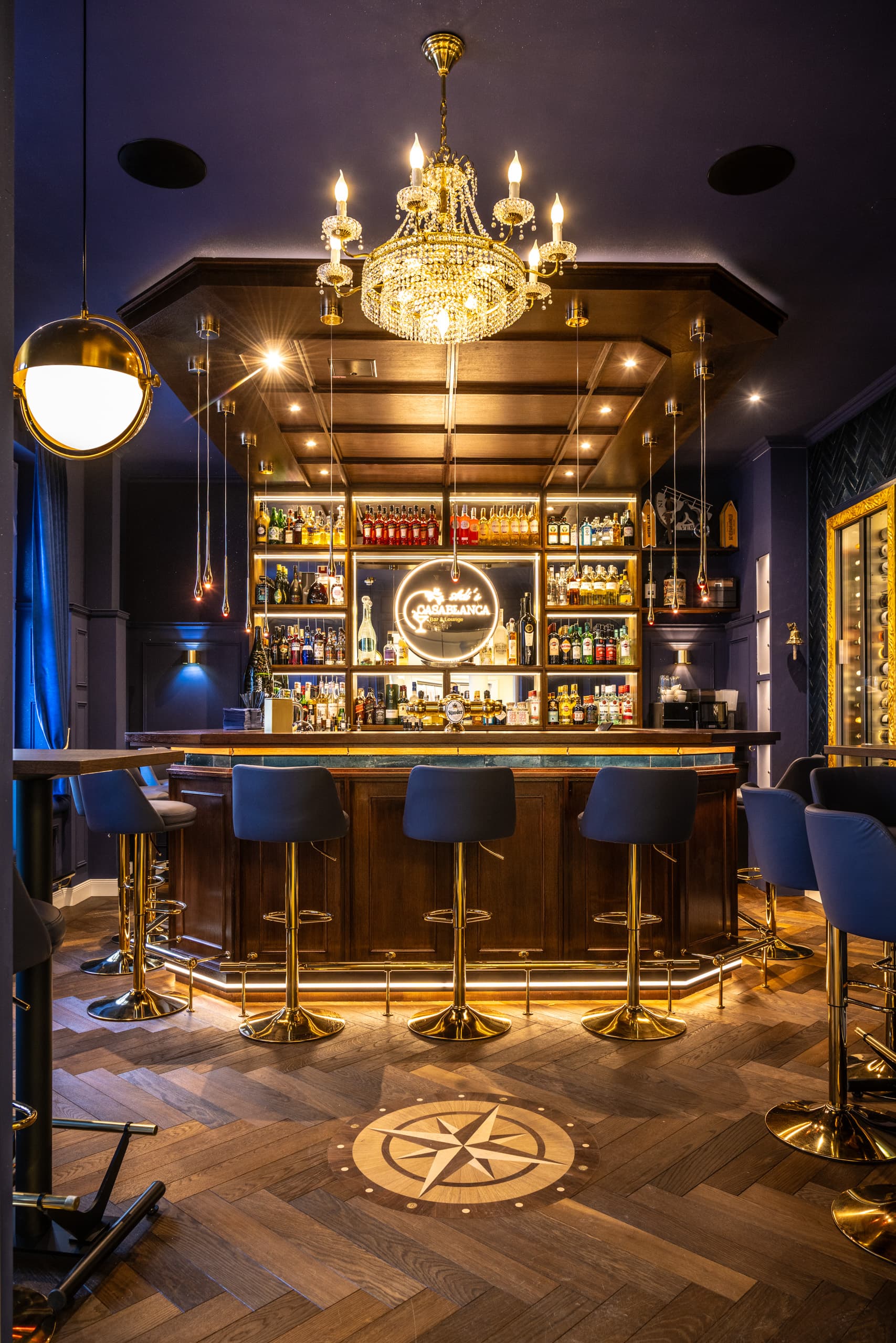 Adi's Casablanca — Bar-Innenraum mit warmem Licht