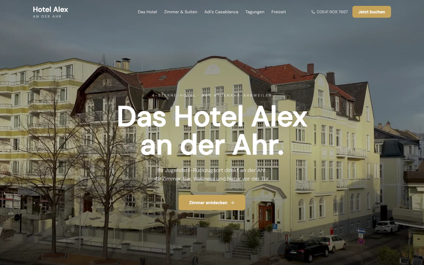 Aktuelle Hotel-Alex-Website in der Desktopansicht mit Navigation, Hotelmotiv und dem Einstieg Zimmer entdecken.